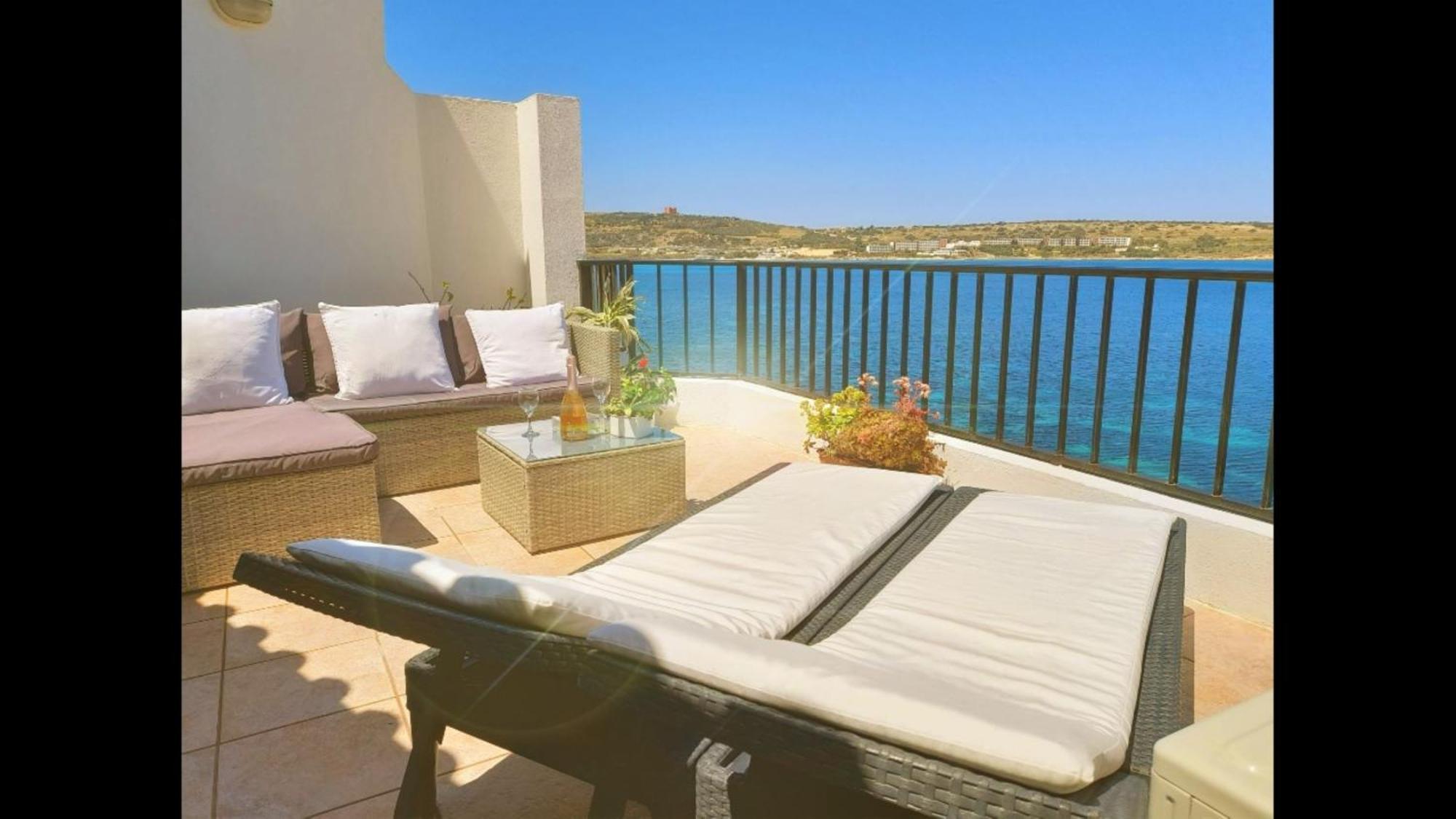 Seafront Apartment Terrace, Lounger & Panoramic Ocean Views Mellieħa Habitación foto