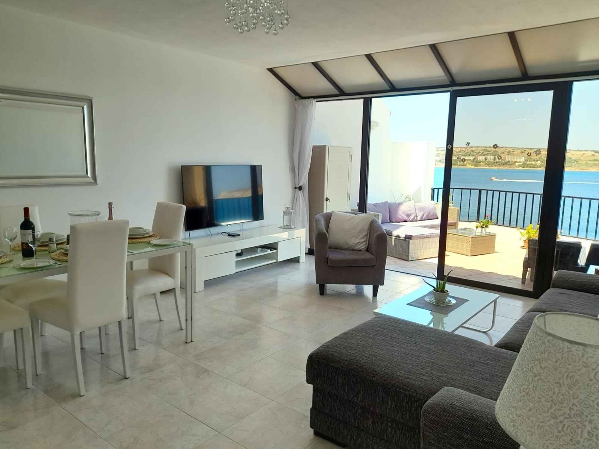 Seafront Apartment Terrace, Lounger & Panoramic Ocean Views Mellieħa Habitación foto
