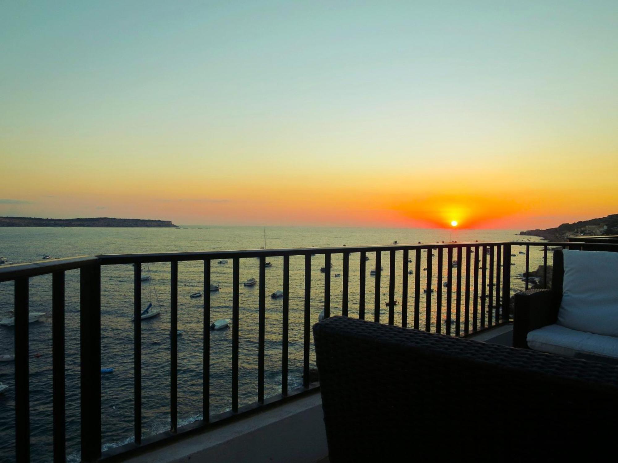 Seafront Apartment Terrace, Lounger & Panoramic Ocean Views Mellieħa Habitación foto