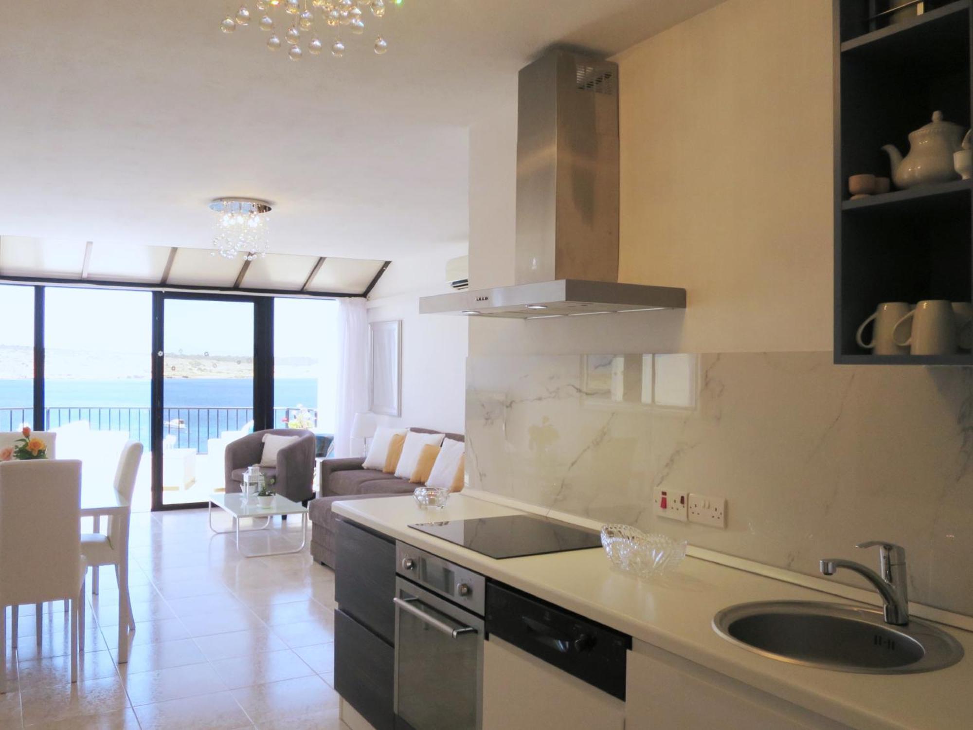 Seafront Apartment Terrace, Lounger & Panoramic Ocean Views Mellieħa Habitación foto